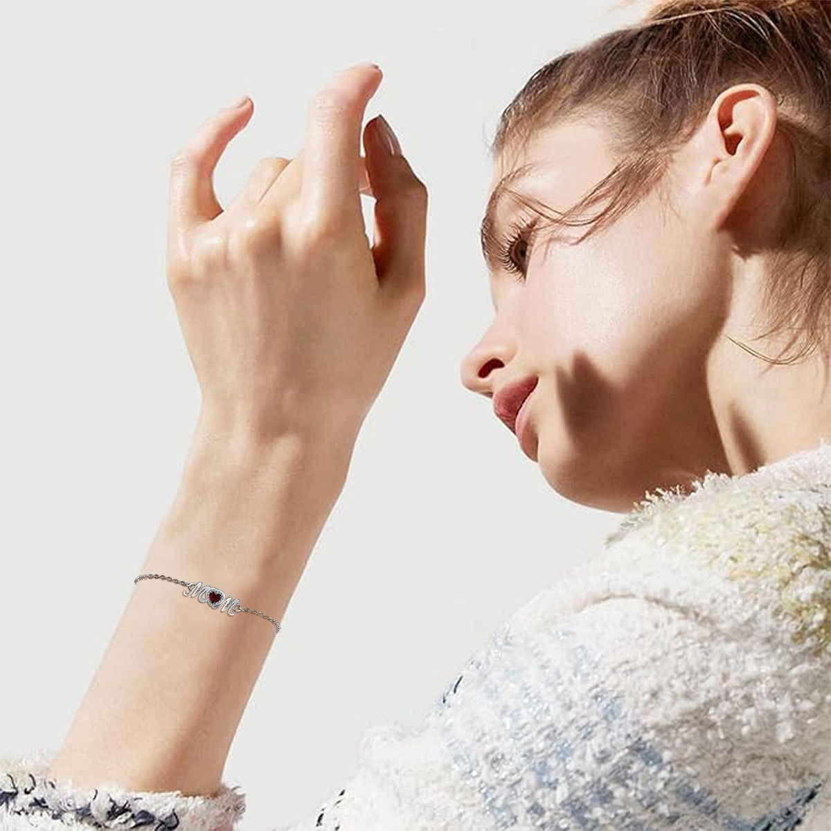 Elegant Adjustable Bracelet - A Heartfelt Gift for Moms