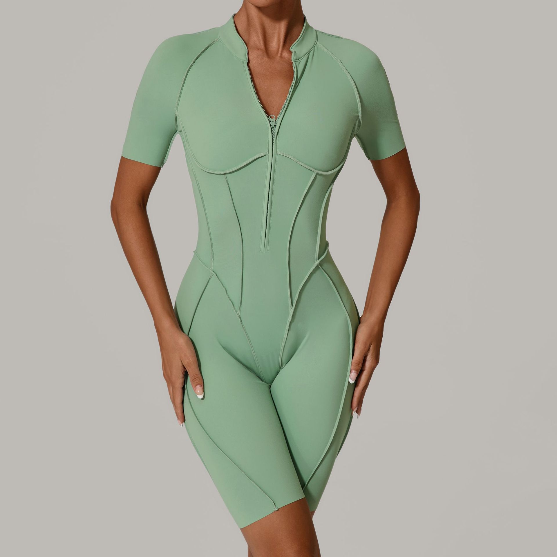 جمبسوت رياضي نسائي بقصة مريحة